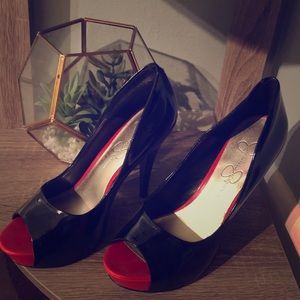 Jessica Simpson Round-toe slip-on platform pumps